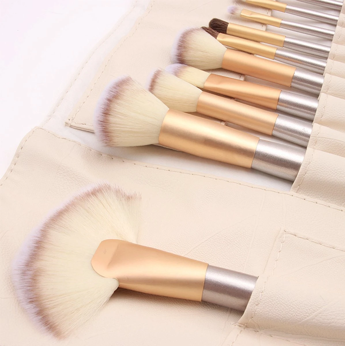 Professionele Make-up Kwastenset - 24 Delig - Beige-Goud 4 Professionele Make-up Kwastenset - 24 Delig - Beige-Goud - Afbeelding 2