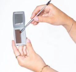 Herome Eye Care Wenkbrauw Poeder Zwart - Compact Brow Powder Nearly Black - Waterproof Verrijkt Met Panthenol - Volumineuze Wenkbrauwen In Een Handomdraai -Bekend Cosmetica Winkel 1200x1128 10