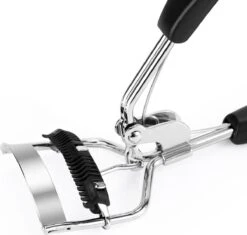 INTER-ESQUE® Wimperkruller Met Kam - Eyelash Curler + 5x Gratis Extra Siliconen Pad - Zwart/Zilver 15 INTER-ESQUE® Wimperkruller Met Kam - Eyelash Curler + 5x Gratis Extra Siliconen Pad - Zwart/Zilver -Bekend Cosmetica Winkel 1200x1142 11
