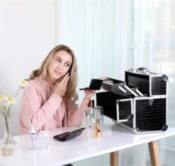 A.T. Shop Cosmeticakoffer, Make-up Koffer, Beauty Case, Bewaren Van Make-up, Nagellak. Zwart 12 A.T. Shop Cosmeticakoffer, Make-up Koffer, Beauty Case, Bewaren Van Make-up, Nagellak. Zwart -Bekend Cosmetica Winkel 1200x1142 9