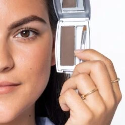 Herome Eye Care Wenkbrauw Poeder Middenbruin - Compact Brow Powder Medium Brown - Waterproof Verrijkt Met Panthenol - Volumineuze Wenkbrauwen -Bekend Cosmetica Winkel 1200x1200 1677