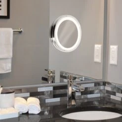 Navaris LED Make-up Spiegel - Vergrotende Cosmeticaspiegel - 360° Draaibaar - 5x Vergroting - Met Zuignap - Badkamerspiegel - Reisspiegel - Zilver -Bekend Cosmetica Winkel 1200x1200 2203