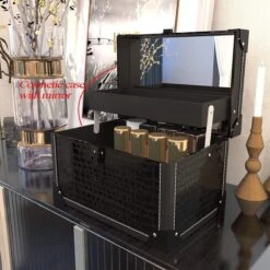 Make Up Koffer- Make Up Organizer- Beautycase -zwart -Make-upkoffer- Multifunctionele Koffer- Make-upkoffer- Sieradenkoffer- Kapperskoffer- Afneembare Schouderriem- Klassieke Zwarte Beautycase -Bekend Cosmetica Winkel 1200x1200 2591