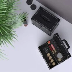Make Up Koffer- Make Up Organizer- Beautycase -zwart -Make-upkoffer- Multifunctionele Koffer- Make-upkoffer- Sieradenkoffer- Kapperskoffer- Afneembare Schouderriem- Klassieke Zwarte Beautycase -Bekend Cosmetica Winkel 1200x1200 2593