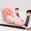 Siliconen Make Up Spons En Kwasten Houder - Roze - Make Up Tools - Make Up Organizer - Make-up Spons Houder - Make-up Kwasten Houder - Stof- En Waterbestendig - Make Up Tools Reizen - Reis Tools 2 Siliconen Make Up Spons En Kwasten Houder - Roze - Make Up Tools - Make Up Organizer - Make-up Spons Houder - Make-up Kwasten Houder - Stof- En Waterbestendig - Make Up Tools Reizen - Reis Tools -Bekend Cosmetica Winkel 1200x772 1