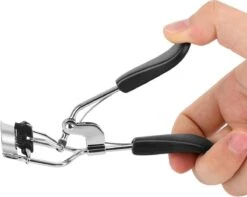 INTER-ESQUE® Wimperkruller Met Kam - Eyelash Curler + 5x Gratis Extra Siliconen Pad - Zwart/Zilver 12 INTER-ESQUE® Wimperkruller Met Kam - Eyelash Curler + 5x Gratis Extra Siliconen Pad - Zwart/Zilver -Bekend Cosmetica Winkel 1200x955 3