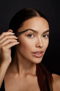 Maybelline Brow Satin Wenkbrauwpotlood - 025 Brunette 9 Maybelline Brow Satin Wenkbrauwpotlood - 025 Brunette -Bekend Cosmetica Winkel 800x1200 24