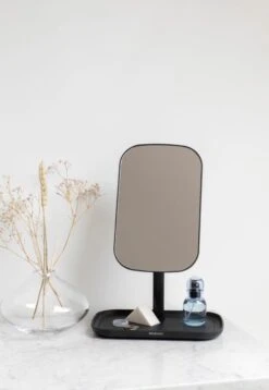 Brabantia ReNew Make-up Spiegel - Met Accessoireschaal - Dark Grey -Bekend Cosmetica Winkel 828x1200 5
